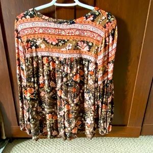 A very pretty American Eagle boho top. Small but loose fitting.